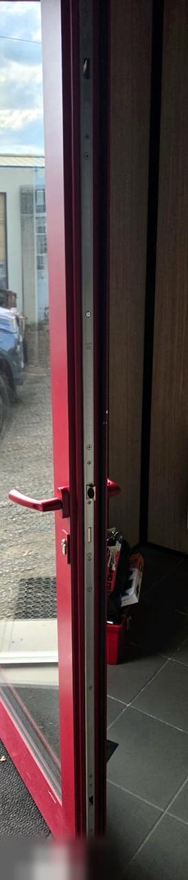 Crémone multipoints neuve installée sur la porte d'entrée d'une entreprise en Pévèle Carembault