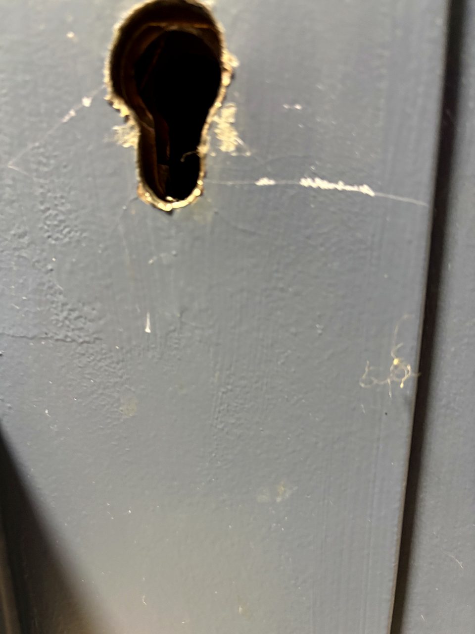 Emplacement du cylindre vide sur une porte de parties communes à Villeneuve-d'Ascq, après plusieurs tentatives d'ouverture