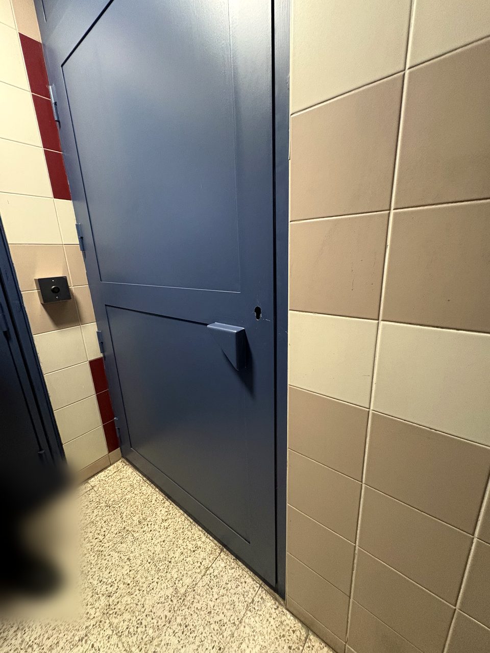 Porte de parties communes bloquée depuis deux ans dans une résidence de Villeneuve-d'Ascq, avant l'intervention d'un serrurier