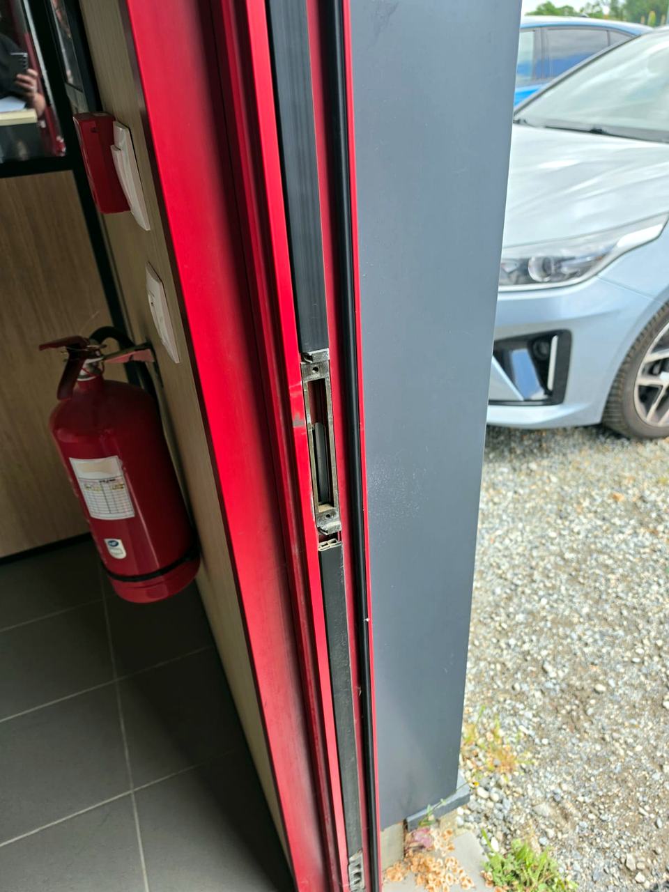 Serrure multipoints d'une porte d'accès collective en cours de remplacement