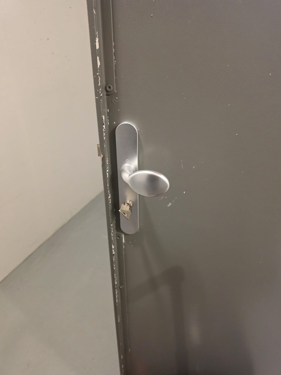 Nouvelle poignée et serrure installées après sécurisation d'une porte par un serrurier à Lille