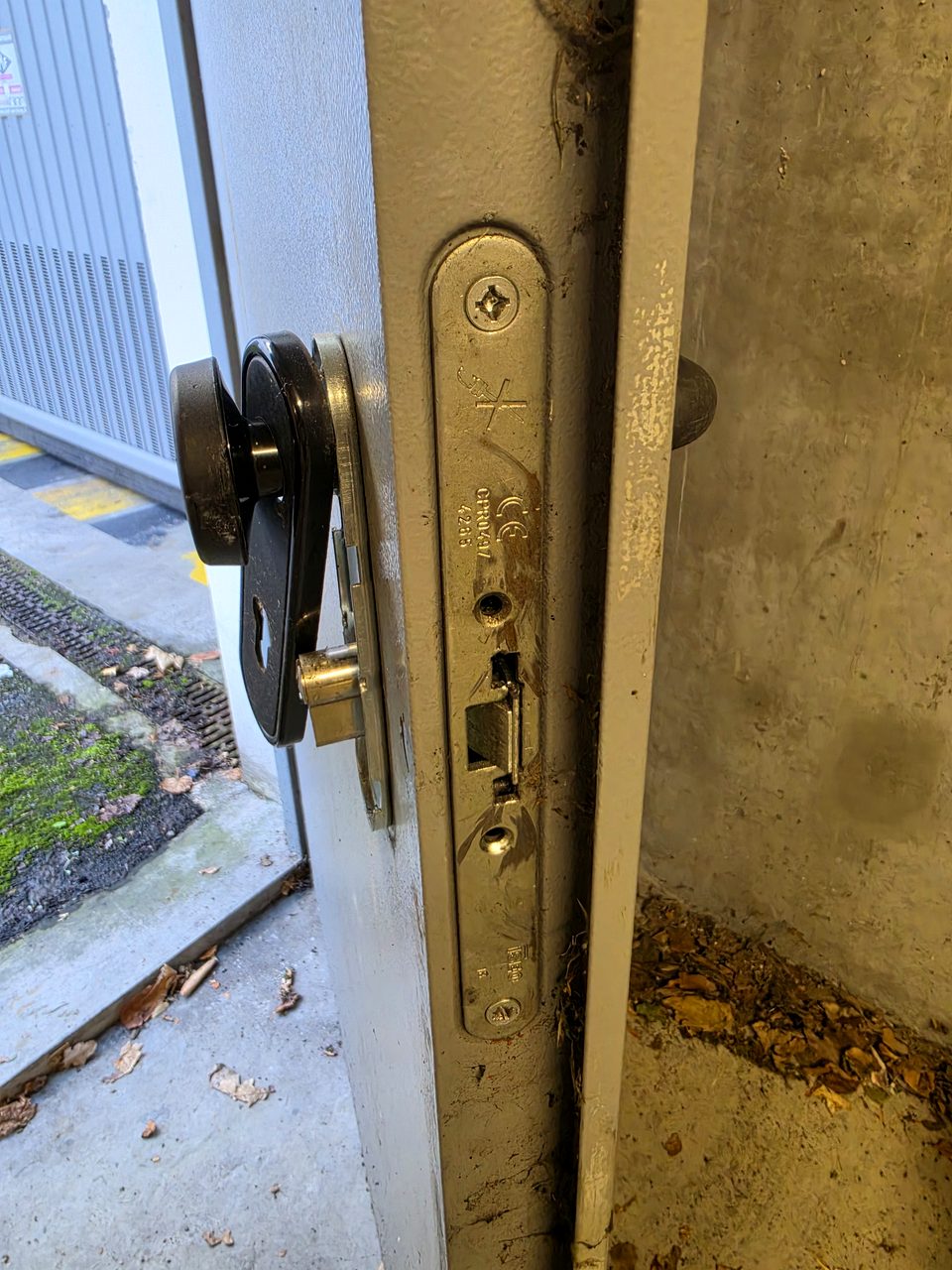 Serrure forcée sur la porte d'un local à vélos, mécanisme endommagé, avant intervention d'un serrurier à Villeneuve-d'Ascq